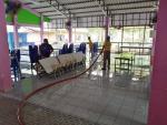 งานป้องกันฯฉีดล้างทำความสะอาดพื้นที่โดยรอบศูนย์พัฒนาเด็กเล็ก
