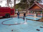 งานป้องกันฯ ออกดำเนินการฉีดล้างทำความสะอาดรางระบายน้ำ