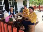 สอนทำดอกไม้จันทน์ ให้กับแม่ผู้พิการ หมู่ที่ 11
